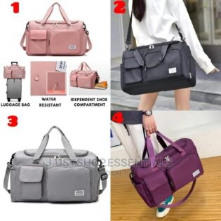 Water resistant traveling bag